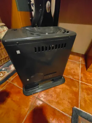 Estufa dparafina negra y gris no tiene deposito