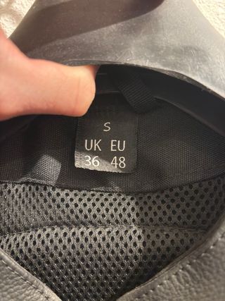 Mono de moto SHUA negro, blanco y rojo