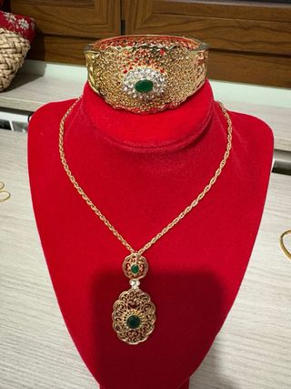 Conjunto de joyería oro y verde