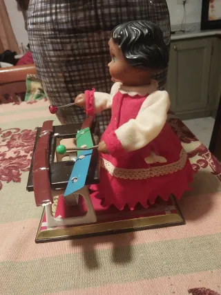 Giocattolo vintage a carica bambola xilofono