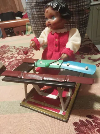 Giocattolo vintage a carica bambola xilofono