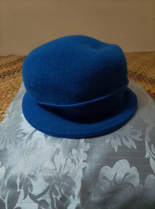 Gorro azul con flores