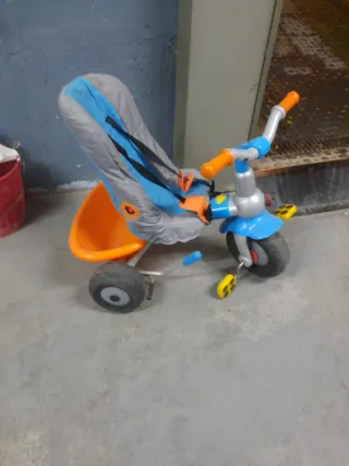 Triciclo infantil con asiento y pedales