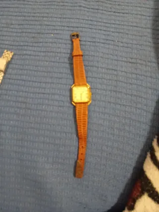 Reloj de pulsera dorado y marrón