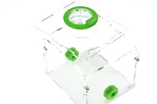 Arena acrílica 100x100mm con bebedero