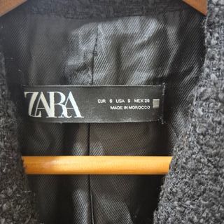 Chaqueta cruzada Zara negra botones dorados