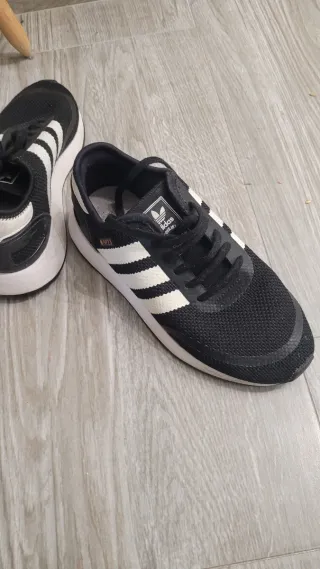 Zapatillas Adidas Negras y Blancas