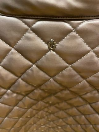 Cazadora Guess plateada acolchada