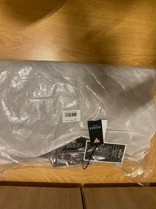 Cazadora Guess plateada acolchada