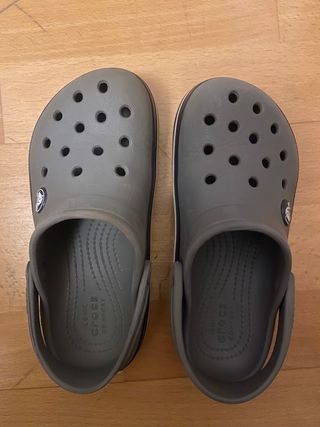 Crocs niño c12 gris