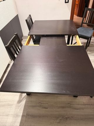 Mesa de comedor oscura con 4 sillas
