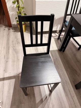 Mesa de comedor oscura con 4 sillas