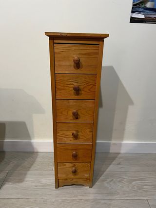 Mueble auxiliar de madera con cajones