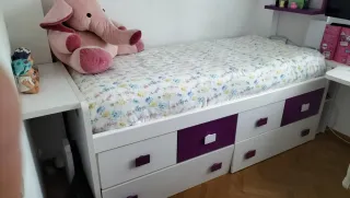 Habitación juvenil blanca y morada