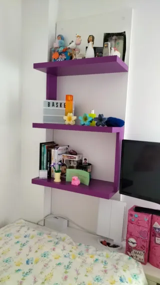 Habitación juvenil blanca y morada