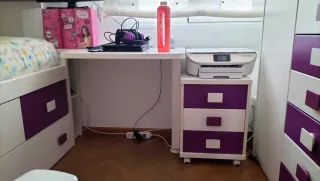Habitación juvenil blanca y morada