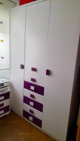 Habitación juvenil blanca y morada