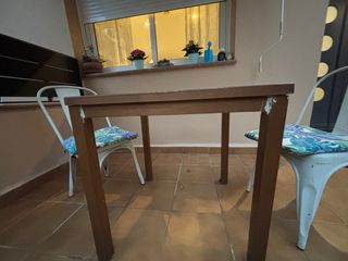 Mesa de madera con mosaico + 2 sillas