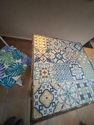 Mesa de madera con mosaico + 2 sillas