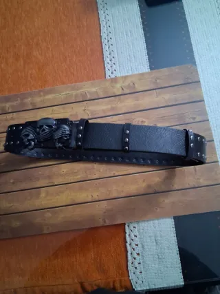 Cinturón hebilla 3 calaveras negro 1o4cm.