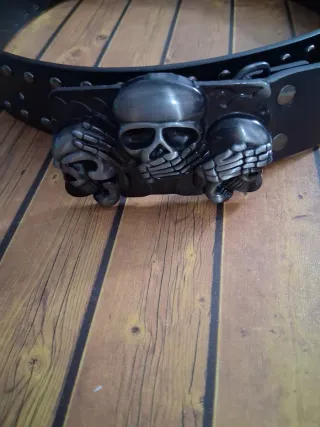 Cinturón hebilla 3 calaveras negro 1o4cm.