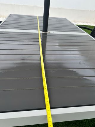 Conjunto mesa, sillas y sombrilla exterior