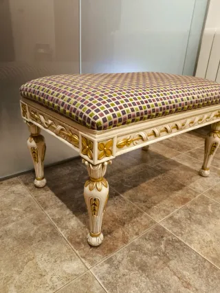 Taburete estilo barroco tapizado