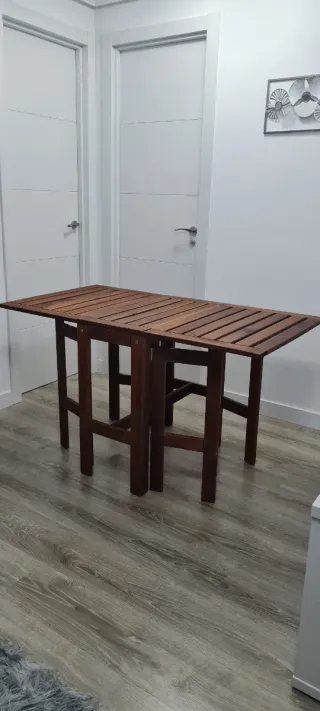 Mesa de madera extensible para terraza