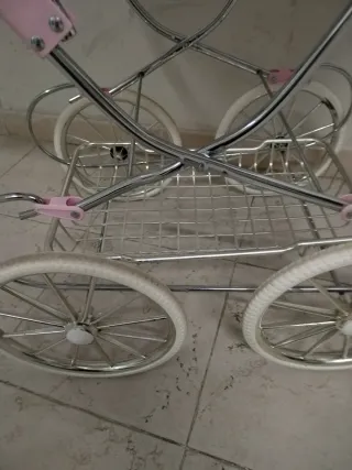 Carro de muñecas rosa con capota