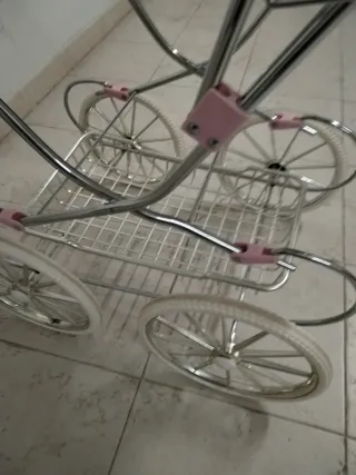 Carro de muñecas rosa con capota