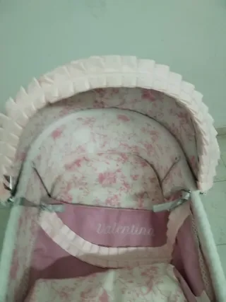 Carro de muñecas rosa con capota