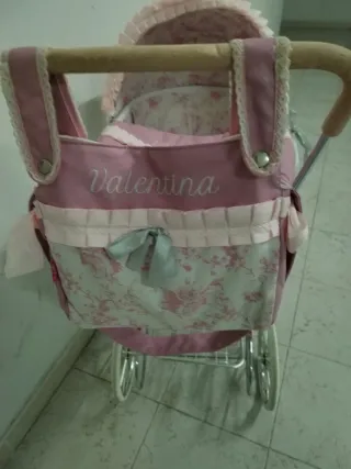 Carro de muñecas rosa con capota