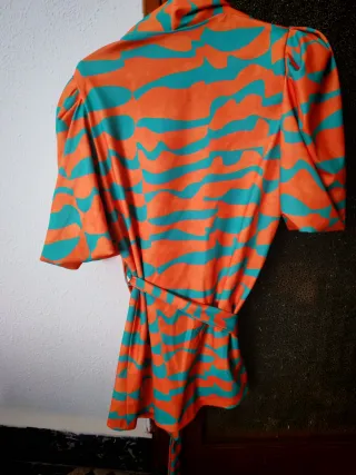 Blazer elegante naranja y turquesa