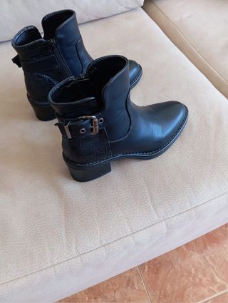 Botines negros con hebilla y cremallera