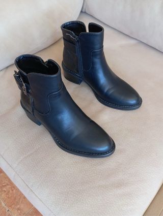 Botines negros con hebilla y cremallera