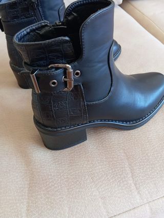 Botines negros con hebilla y cremallera