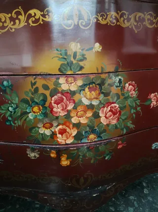 Conjunto aparador y 2 sillas con motivos florales