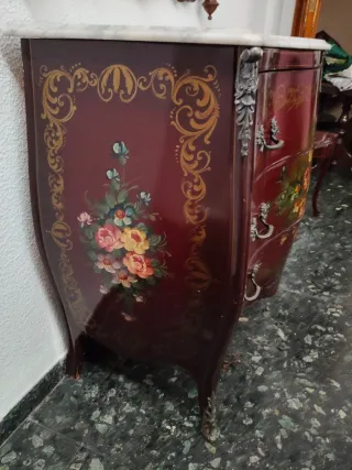 Conjunto aparador y 2 sillas con motivos florales