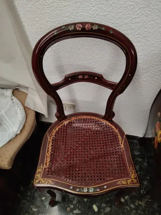 Conjunto aparador y 2 sillas con motivos florales