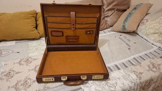 Maletín de piel marrón con candados