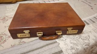 Maletín de piel marrón con candados