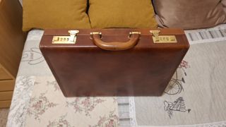 Maletín de piel marrón con candados