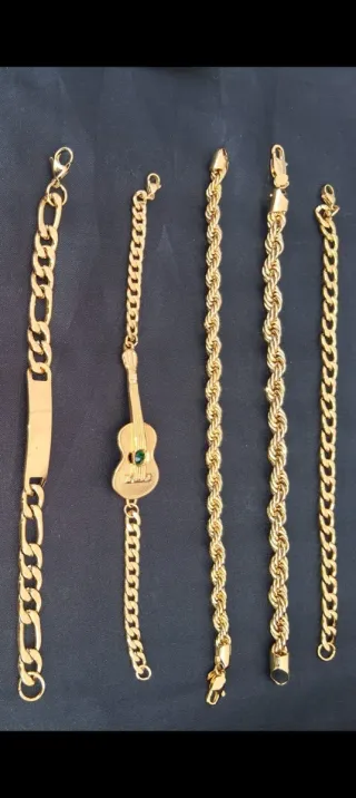 Pulseras doradas .