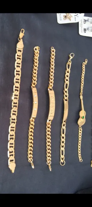Pulseras doradas .