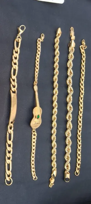 Pulseras doradas .