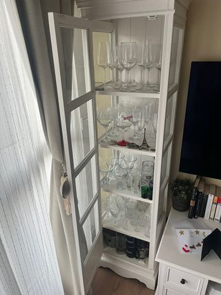 Vitrina de madera y cristal