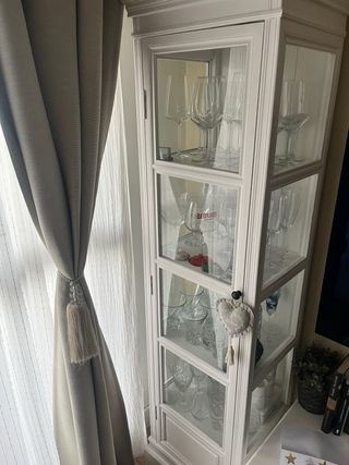 Vitrina de madera y cristal