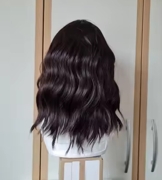 Peluca castaño oscuro ondulada con flequillo