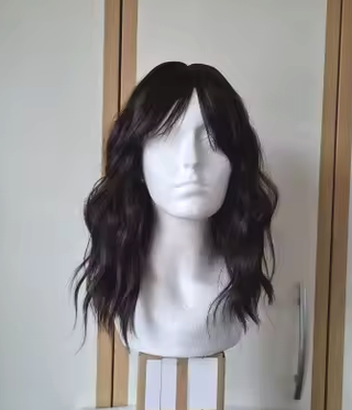 Peluca castaño oscuro ondulada con flequillo