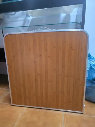 Tavolo pieghevole in bambù e metallo